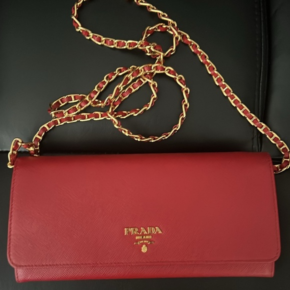 Red Prada wallet on chain - Picture 4 of 5